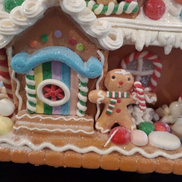 Whimsical Ice Cream Gingerbread House-NWT - Picture 4 of 13